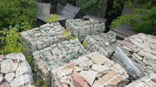 Гранитный плитняк галтованный для мощения купить в Карпинске