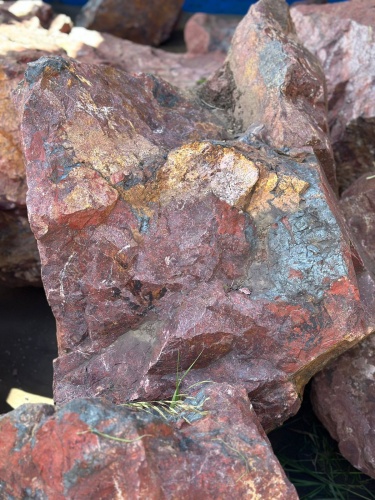 Камни для ландшафтного дизайна красно-фиолетовые 10-60 килограмм купить в Карпинске