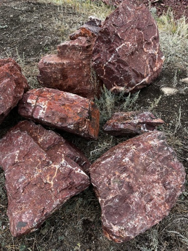 Ландшафтные глыбы красно-фиолетовые 200-1000 килограмм купить в Карпинске