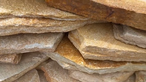 Плитняк златолит жёлтый золотистый для отмостки купить в Карпинске