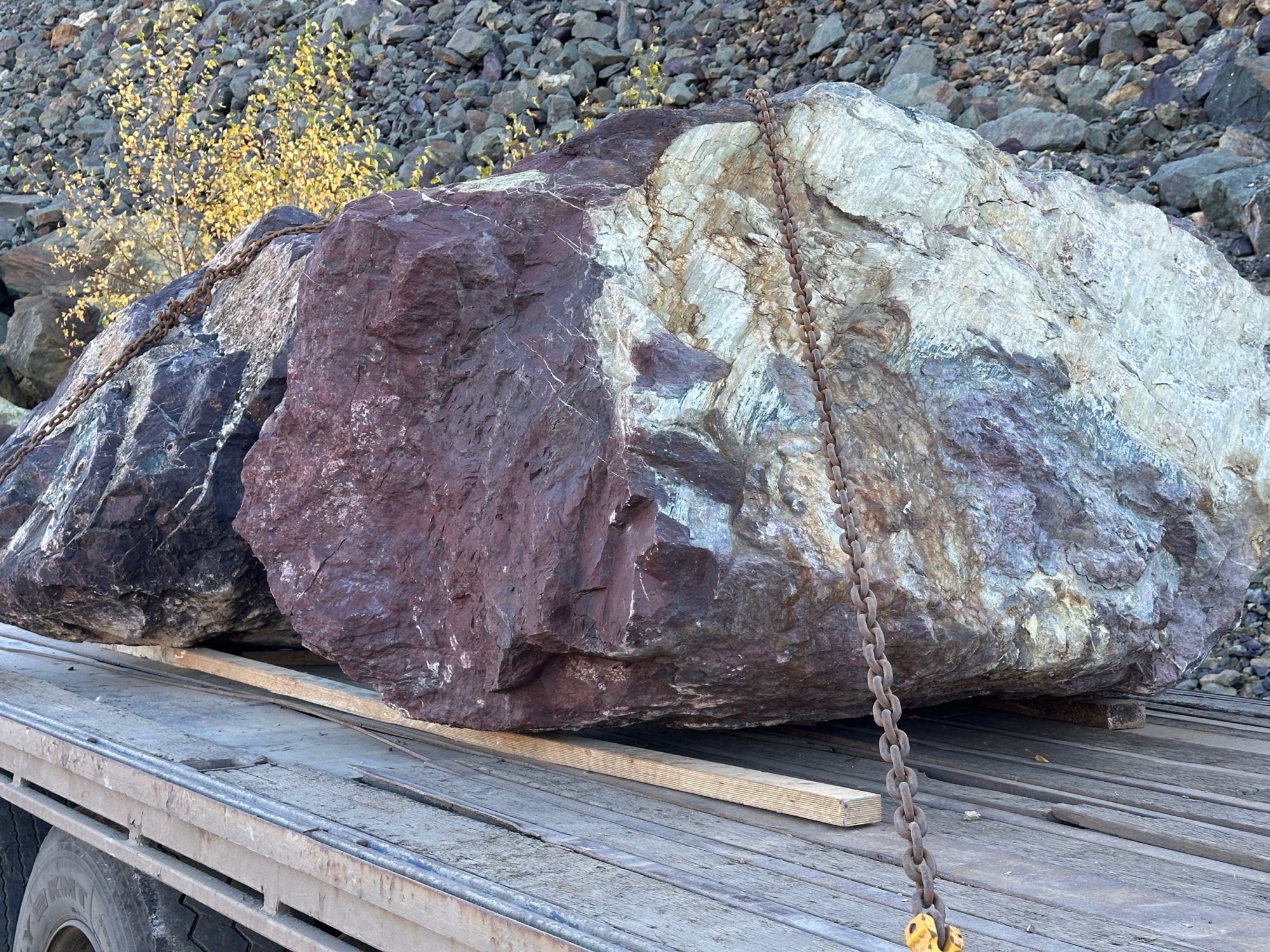 Огромные красно-фиолетовые валуны для ландшафтного дизайна весом более 5 тонн купить в Карпинске