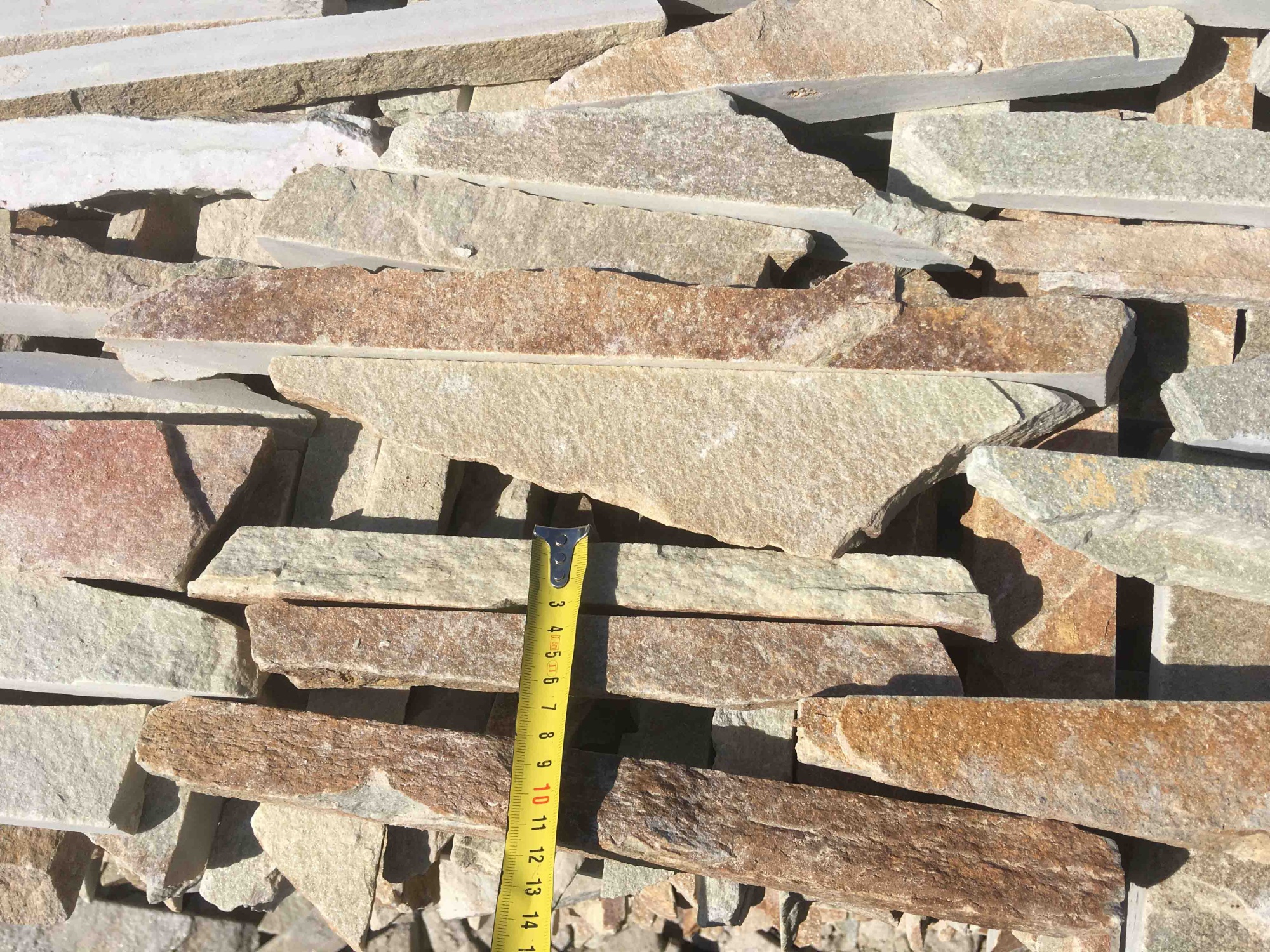 Горбушка златолит золотистый для облицовки купить в Карпинске