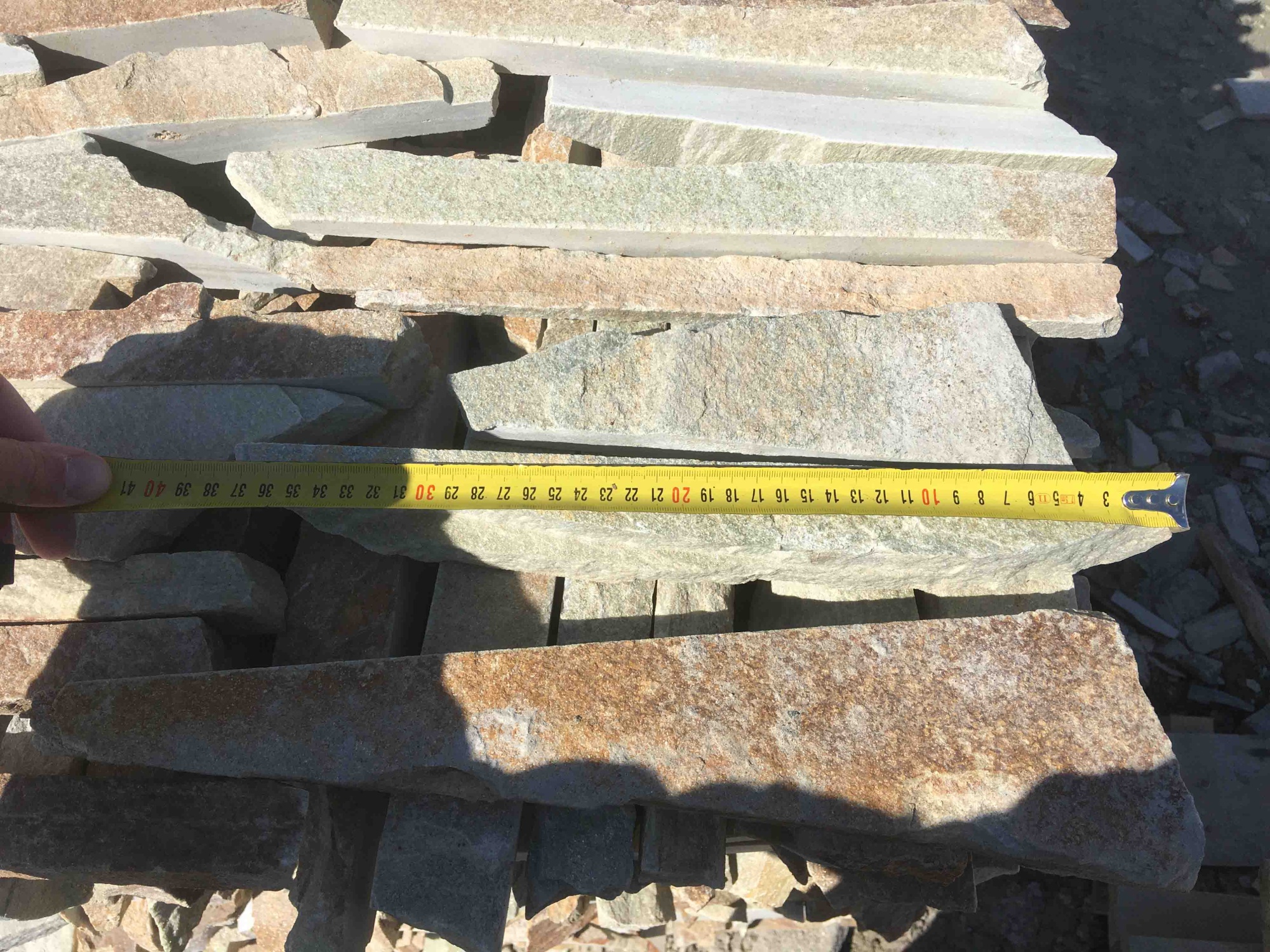 Горбушка златолит золотистый для облицовки купить в Карпинске