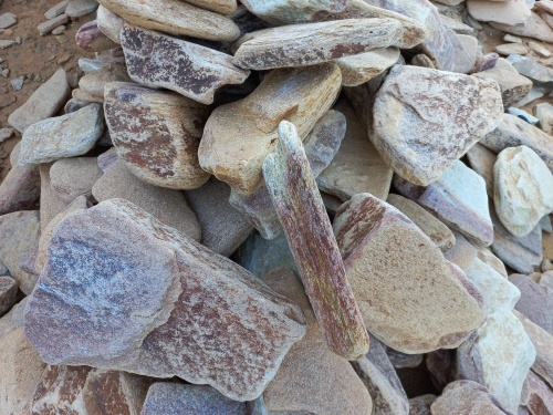 Златолит жёлтый, жёлто-зелёный глыбки и валуны для ланшафтного дизайна купить в Карпинске