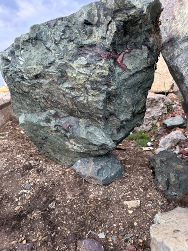 Гигантские зелёные валуны для ландшафтного дизайна весом более 5 тонн купить в Карпинске