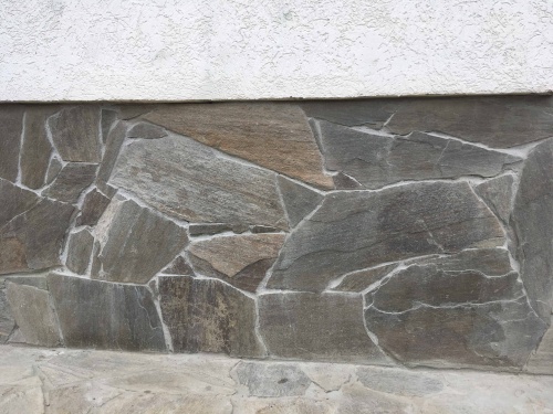 Плитняк златолит Уральский для цоколя, отмостки купить в Карпинске