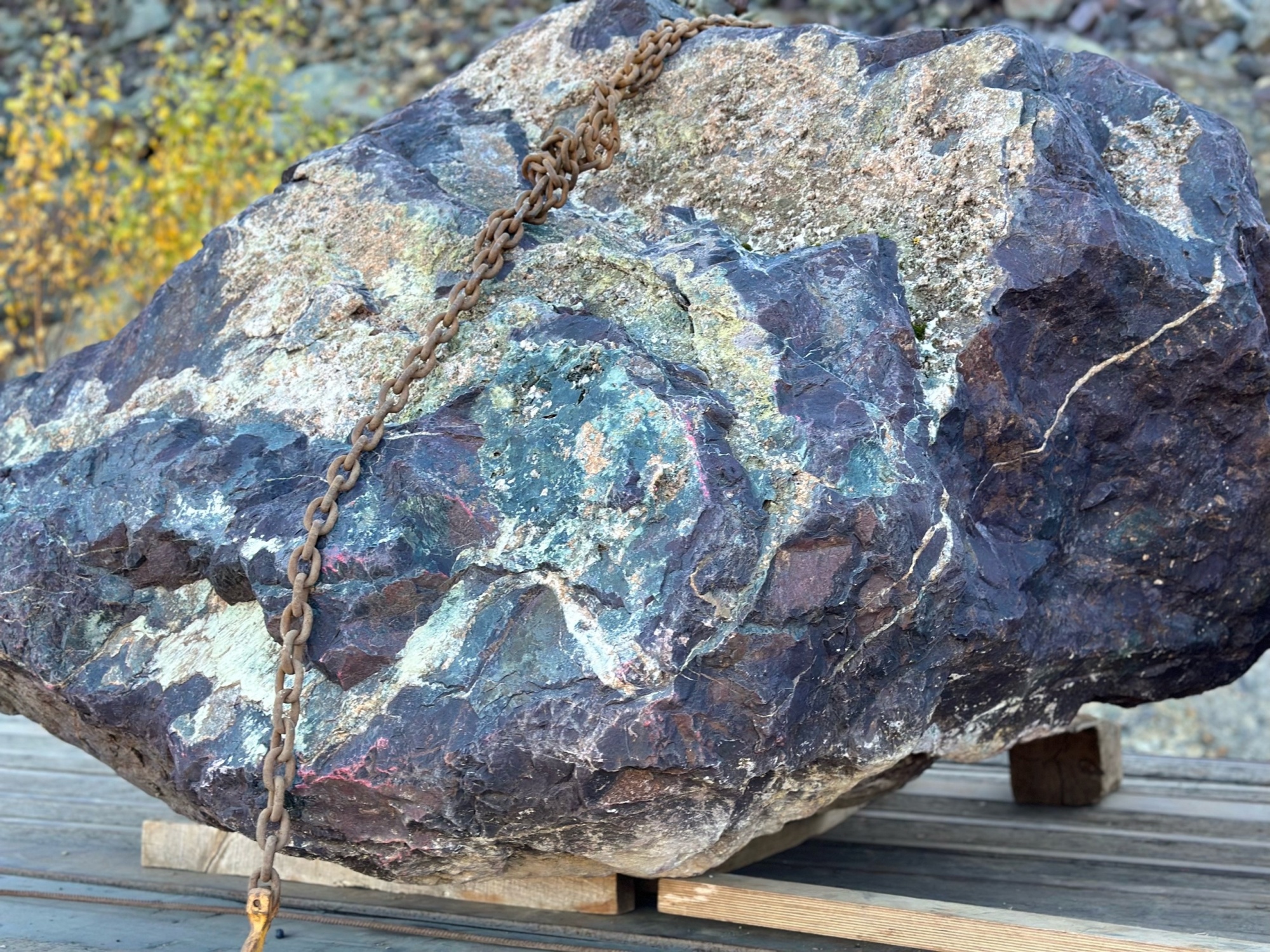 Огромные красно-фиолетовые валуны для ландшафтного дизайна весом более 5 тонн купить в Карпинске