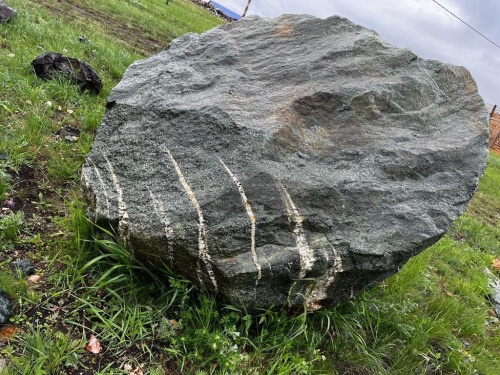 Гигантские зелёные валуны для ландшафтного дизайна весом более 5 тонн купить в Карпинске