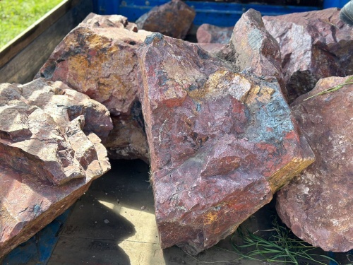 Ландшафтные глыбы красно-фиолетовые 200-1000 килограмм купить в Карпинске