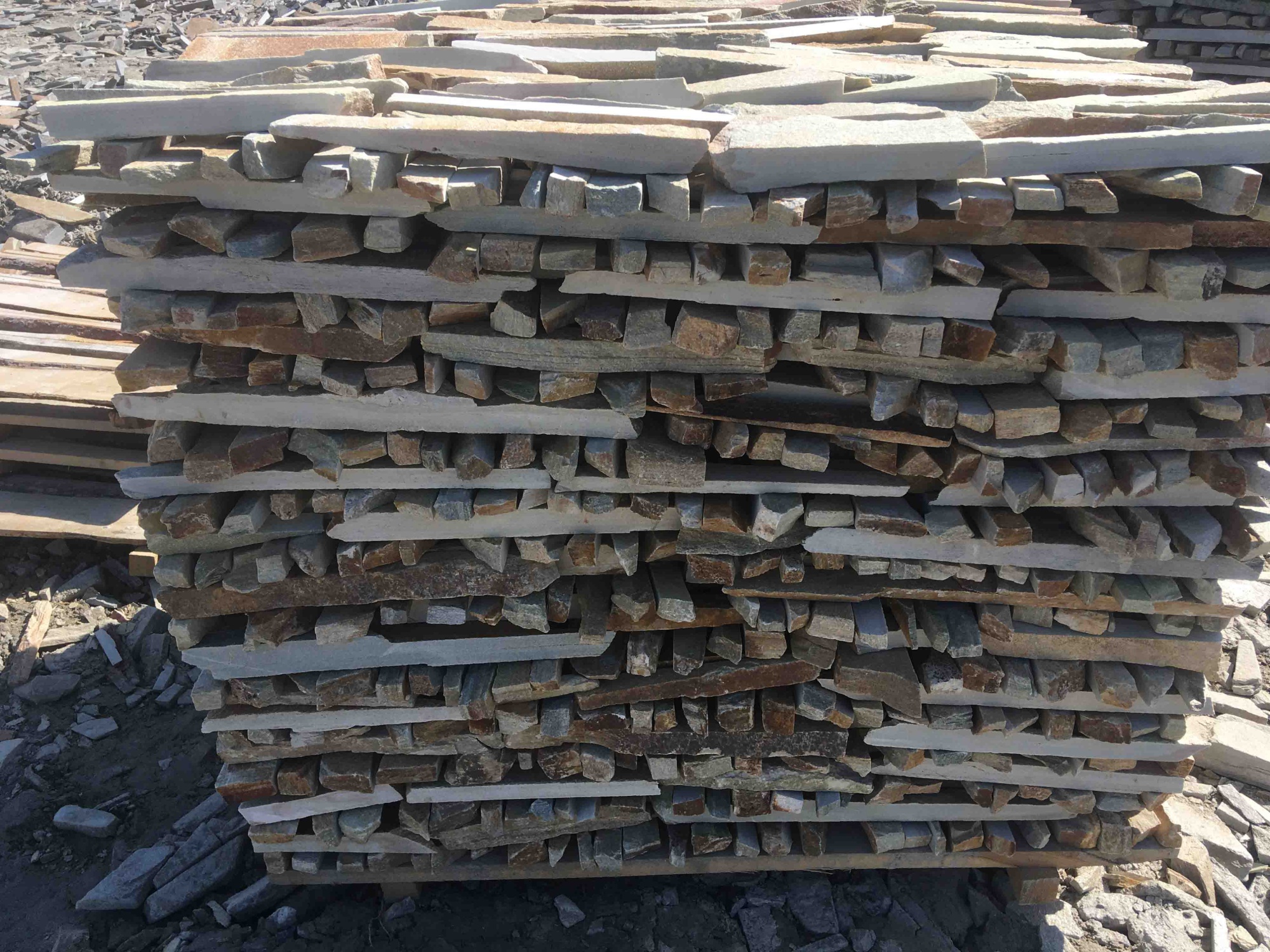 Горбушка златолит золотистый для облицовки купить в Карпинске