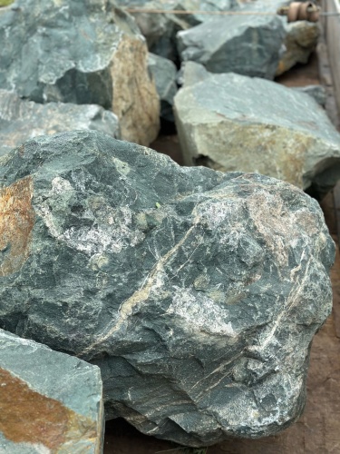 Камни для ландшафтного дизайна зелёные 10-60 килограмм купить в Карпинске