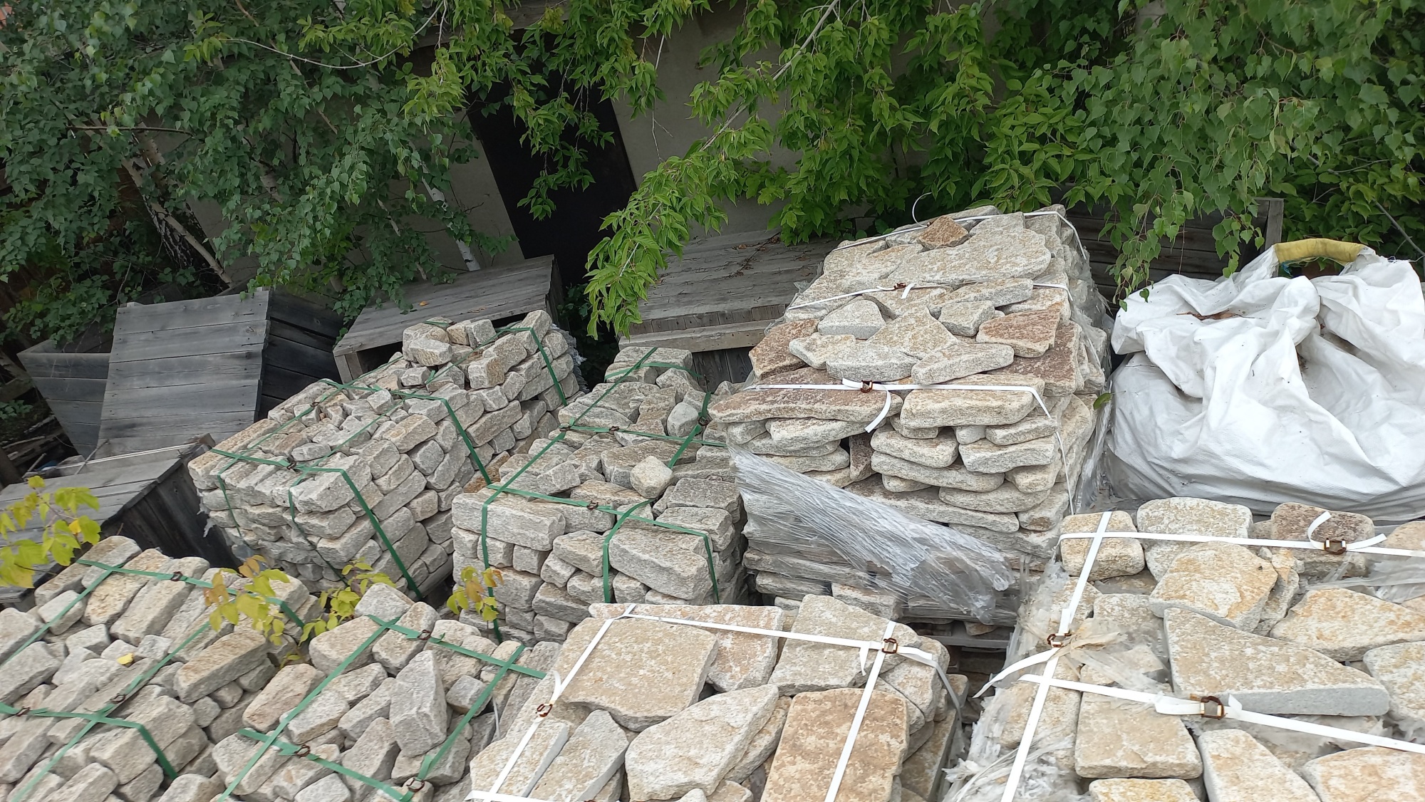 Плитняк гранитный галтованный купить в Карпинске