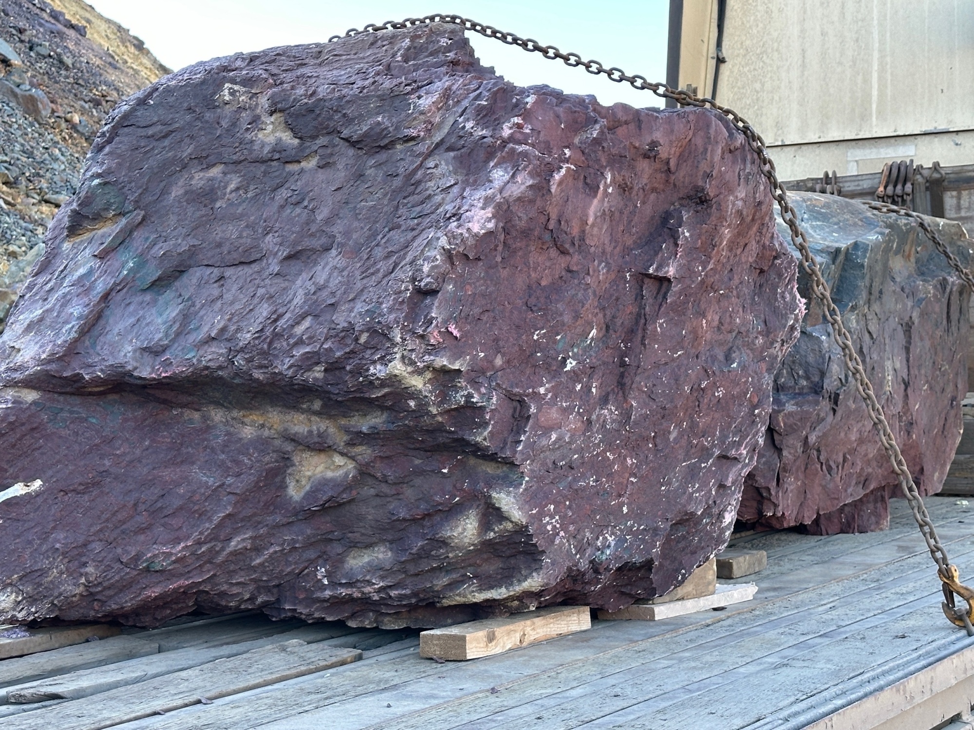 Огромные красно-фиолетовые валуны для ландшафтного дизайна весом более 5 тонн купить в Карпинске