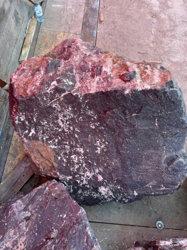 Камни для ландшафтного дизайна красно-фиолетовые 10-60 килограмм купить в Карпинске