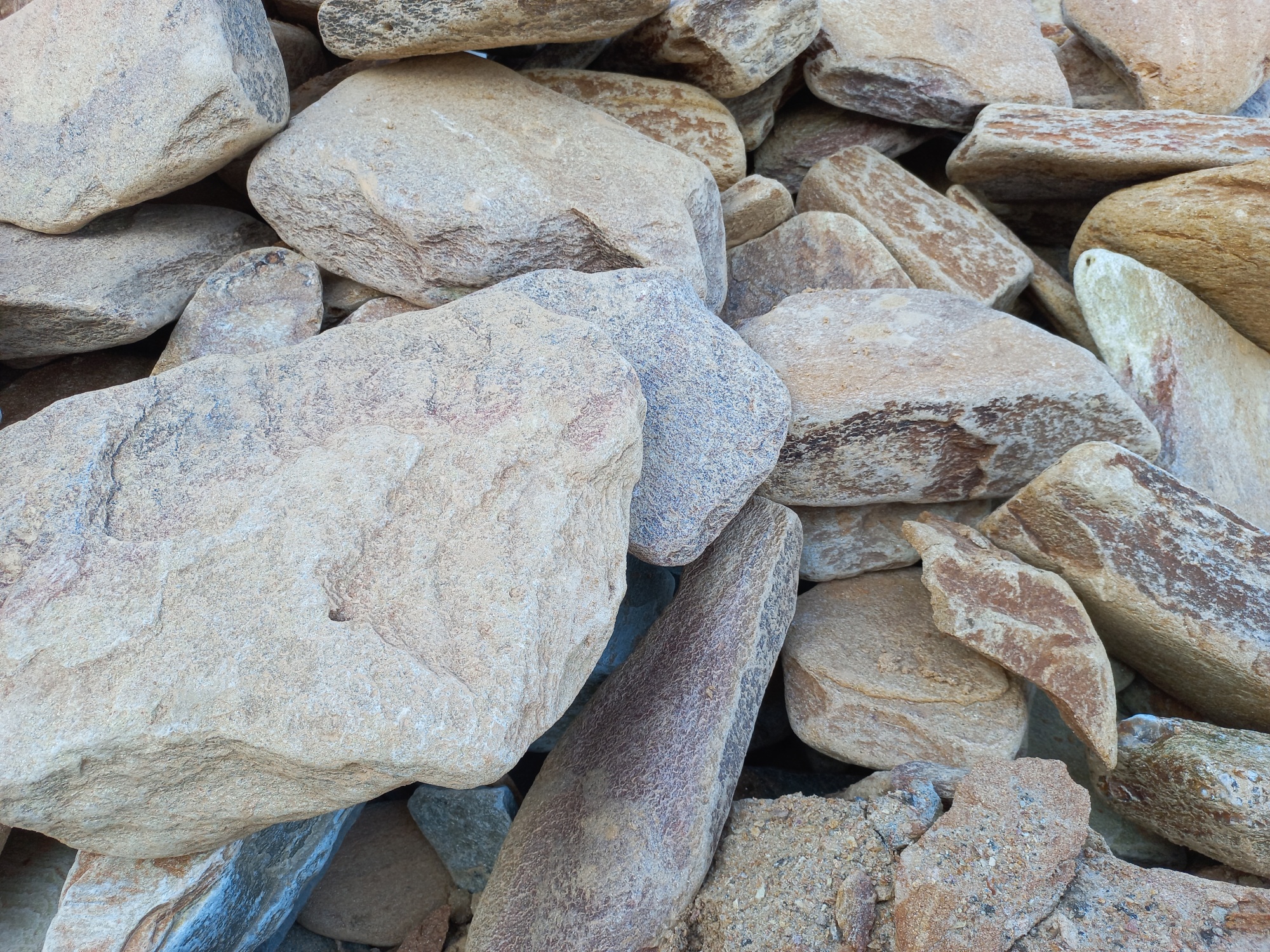 Златолит жёлтый, жёлто-зелёный глыбки и валуны для ланшафтного дизайна купить в Карпинске