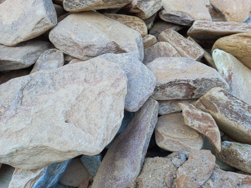 Златолит жёлтый, жёлто-зелёный глыбки и валуны для ланшафтного дизайна купить в Карпинске