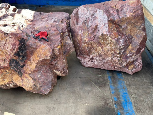 Ландшафтные глыбы красно-фиолетовые 200-1000 килограмм купить в Карпинске