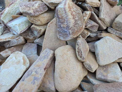 Златолит жёлтый, жёлто-зелёный глыбки и валуны для ланшафтного дизайна купить в Карпинске