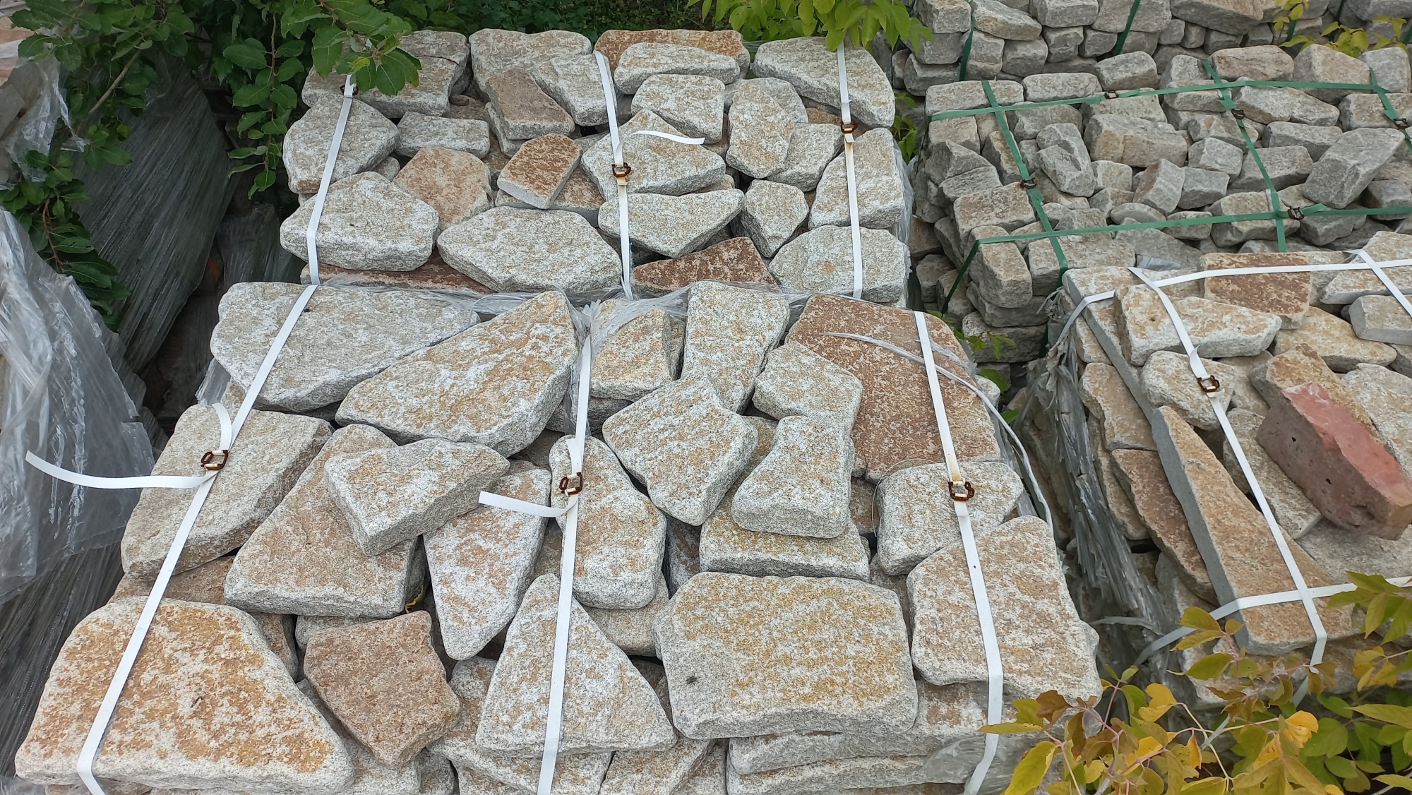 Гранитный плитняк галтованный для мощения купить в Карпинске