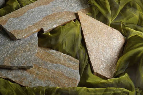 Плитняк златолит Уральский для цоколя, отмостки купить в Карпинске